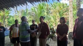 Direktur Operasional PT Yombe Namblong Nggua, Yusuf Kasmando, mengalungkan noken kepada Dosen Akuntansi Fakultas Ekonomi dan Bisnis Universitas Cenderawasih, Kurniawan Patma, sebagai bentuk apresiasi atas kolaborasi pengembangan sistem akuntansi berbasis adat dan penguatan tata kelola keuangan Badan Usaha Milik Masyarakat Adat (BUMMA) Yombe Namblong Nggua di Ekowisata Nggam Bu, Kabupaten Jayapura, Jumat, 10 Juli 2026. Dok. PT Yombe Namblong Nggua.