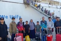Kafilah Kabupaten Waropen tiba di Pelabuhan Jayapura menggunakan KM Dobonsolo, Minggu, 12 Juli 2026. Rombongan ini menjadi salah satu kafilah peserta MTQ XXXI Tingkat Provinsi Papua yang dijadwalkan berlangsung 13–18 Juli 2026 di Kabupaten Jayapura. Dok. Humas Kemenag Papua