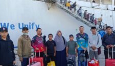 Kafilah Kabupaten Waropen tiba di Pelabuhan Jayapura menggunakan KM Dobonsolo, Minggu, 12 Juli 2026. Rombongan ini menjadi salah satu kafilah peserta MTQ XXXI Tingkat Provinsi Papua yang dijadwalkan berlangsung 13–18 Juli 2026 di Kabupaten Jayapura. Dok. Humas Kemenag Papua