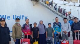 Kafilah Kabupaten Waropen tiba di Pelabuhan Jayapura menggunakan KM Dobonsolo, Minggu, 12 Juli 2026. Rombongan ini menjadi salah satu kafilah peserta MTQ XXXI Tingkat Provinsi Papua yang dijadwalkan berlangsung 13–18 Juli 2026 di Kabupaten Jayapura. Dok. Humas Kemenag Papua