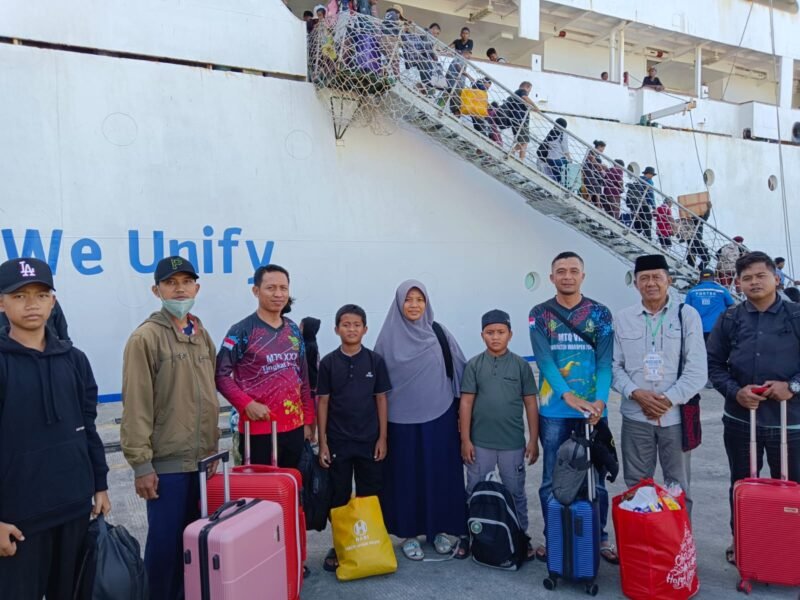 Kafilah Kabupaten Waropen tiba di Pelabuhan Jayapura menggunakan KM Dobonsolo, Minggu, 12 Juli 2026. Rombongan ini menjadi salah satu kafilah peserta MTQ XXXI Tingkat Provinsi Papua yang dijadwalkan berlangsung 13–18 Juli 2026 di Kabupaten Jayapura. Dok. Humas Kemenag Papua