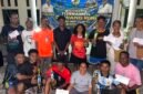 Para juara Turnamen Gawang Mini Himpunan Pemuda Mahasiswa Mamberamo Raya Cup I berfoto bersama panitia usai penyerahan piala di Asrama Mahasiswa Kabupaten Mamberamo Raya, Kota Jayapura, 21 Juli 2025. Turnamen perdana ini diikuti 27 tim dari dua kategori, putra dan putri. dok, panitia.