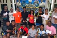 Para juara Turnamen Gawang Mini Himpunan Pemuda Mahasiswa Mamberamo Raya Cup I berfoto bersama panitia usai penyerahan piala di Asrama Mahasiswa Kabupaten Mamberamo Raya, Kota Jayapura, 21 Juli 2025. Turnamen perdana ini diikuti 27 tim dari dua kategori, putra dan putri. dok, panitia.
