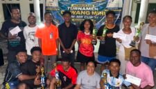 Para juara Turnamen Gawang Mini Himpunan Pemuda Mahasiswa Mamberamo Raya Cup I berfoto bersama panitia usai penyerahan piala di Asrama Mahasiswa Kabupaten Mamberamo Raya, Kota Jayapura, 21 Juli 2025. Turnamen perdana ini diikuti 27 tim dari dua kategori, putra dan putri. dok, panitia.