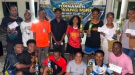 Para juara Turnamen Gawang Mini Himpunan Pemuda Mahasiswa Mamberamo Raya Cup I berfoto bersama panitia usai penyerahan piala di Asrama Mahasiswa Kabupaten Mamberamo Raya, Kota Jayapura, 21 Juli 2025. Turnamen perdana ini diikuti 27 tim dari dua kategori, putra dan putri. dok, panitia.