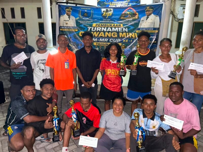Para juara Turnamen Gawang Mini Himpunan Pemuda Mahasiswa Mamberamo Raya Cup I berfoto bersama panitia usai penyerahan piala di Asrama Mahasiswa Kabupaten Mamberamo Raya, Kota Jayapura, 21 Juli 2025. Turnamen perdana ini diikuti 27 tim dari dua kategori, putra dan putri. dok, panitia.