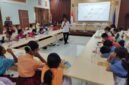 Empat puluh siswa dari 20 sekolah dasar binaan di Kota Jayapura menyimak materi pengenalan program Usaha Kesehatan Sekolah (UKS) yang dibawakan Kepala Seksi Promosi Kesehatan Dinas Kesehatan Kota Jayapura, Waimuri, dalam pembukaan Pelatihan Dokter Kecil Angkatan ke-12 di Gedung Pelatihan BPMP Provinsi Papua, Selasa, 22 Juli 2026. GaleriPapua/Ikbal Asra