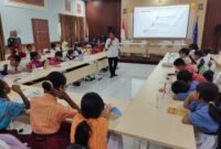 Empat puluh siswa dari 20 sekolah dasar binaan di Kota Jayapura menyimak materi pengenalan program Usaha Kesehatan Sekolah (UKS) yang dibawakan Kepala Seksi Promosi Kesehatan Dinas Kesehatan Kota Jayapura, Waimuri, dalam pembukaan Pelatihan Dokter Kecil Angkatan ke-12 di Gedung Pelatihan BPMP Provinsi Papua, Selasa, 22 Juli 2026. GaleriPapua/Ikbal Asra