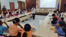 Empat puluh siswa dari 20 sekolah dasar binaan di Kota Jayapura menyimak materi pengenalan program Usaha Kesehatan Sekolah (UKS) yang dibawakan Kepala Seksi Promosi Kesehatan Dinas Kesehatan Kota Jayapura, Waimuri, dalam pembukaan Pelatihan Dokter Kecil Angkatan ke-12 di Gedung Pelatihan BPMP Provinsi Papua, Selasa, 22 Juli 2026. GaleriPapua/Ikbal Asra