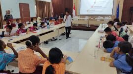 Empat puluh siswa dari 20 sekolah dasar binaan di Kota Jayapura menyimak materi pengenalan program Usaha Kesehatan Sekolah (UKS) yang dibawakan Kepala Seksi Promosi Kesehatan Dinas Kesehatan Kota Jayapura, Waimuri, dalam pembukaan Pelatihan Dokter Kecil Angkatan ke-12 di Gedung Pelatihan BPMP Provinsi Papua, Selasa, 22 Juli 2026. GaleriPapua/Ikbal Asra