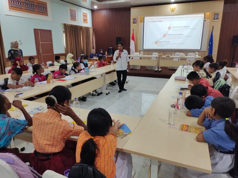 Empat puluh siswa dari 20 sekolah dasar binaan di Kota Jayapura menyimak materi pengenalan program Usaha Kesehatan Sekolah (UKS) yang dibawakan Kepala Seksi Promosi Kesehatan Dinas Kesehatan Kota Jayapura, Waimuri, dalam pembukaan Pelatihan Dokter Kecil Angkatan ke-12 di Gedung Pelatihan BPMP Provinsi Papua, Selasa, 22 Juli 2026. GaleriPapua/Ikbal Asra