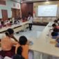 Empat puluh siswa dari 20 sekolah dasar binaan di Kota Jayapura menyimak materi pengenalan program Usaha Kesehatan Sekolah (UKS) yang dibawakan Kepala Seksi Promosi Kesehatan Dinas Kesehatan Kota Jayapura, Waimuri, dalam pembukaan Pelatihan Dokter Kecil Angkatan ke-12 di Gedung Pelatihan BPMP Provinsi Papua, Selasa, 22 Juli 2026. GaleriPapua/Ikbal Asra