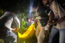 Personel Polres Mimika mengevakuasi jenazah pengemudi ojek berinisial SK, 31 tahun, dari parit Lorong Amungsa Indah, samping Jembatan Waker, Kelurahan Pasar Sentral, Distrik Mimika Baru, Papua Tengah, Sabtu dini hari, 25 Juli 2026. GaleriPapua/dok. Polres Mimika.