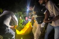Personel Polres Mimika mengevakuasi jenazah pengemudi ojek berinisial SK, 31 tahun, dari parit Lorong Amungsa Indah, samping Jembatan Waker, Kelurahan Pasar Sentral, Distrik Mimika Baru, Papua Tengah, Sabtu dini hari, 25 Juli 2026. GaleriPapua/dok. Polres Mimika.