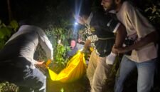 Personel Polres Mimika mengevakuasi jenazah pengemudi ojek berinisial SK, 31 tahun, dari parit Lorong Amungsa Indah, samping Jembatan Waker, Kelurahan Pasar Sentral, Distrik Mimika Baru, Papua Tengah, Sabtu dini hari, 25 Juli 2026. GaleriPapua/dok. Polres Mimika.