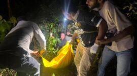 Personel Polres Mimika mengevakuasi jenazah pengemudi ojek berinisial SK, 31 tahun, dari parit Lorong Amungsa Indah, samping Jembatan Waker, Kelurahan Pasar Sentral, Distrik Mimika Baru, Papua Tengah, Sabtu dini hari, 25 Juli 2026. GaleriPapua/dok. Polres Mimika.