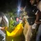 Personel Polres Mimika mengevakuasi jenazah pengemudi ojek berinisial SK, 31 tahun, dari parit Lorong Amungsa Indah, samping Jembatan Waker, Kelurahan Pasar Sentral, Distrik Mimika Baru, Papua Tengah, Sabtu dini hari, 25 Juli 2026. GaleriPapua/dok. Polres Mimika.