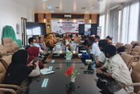 Kepala Dinas Kependudukan dan Pencatatan Sipil Kabupaten Mimika, Slamet Sutejo, memimpin rapat persiapan Sunset Run dan rangkaian kegiatan HUT ke-81 Republik Indonesia di Kantor Dukcapil Mimika, Senin, 27 Juli 2026. GaleriPapua/ Kevin Kurni