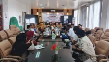 Kepala Dinas Kependudukan dan Pencatatan Sipil Kabupaten Mimika, Slamet Sutejo, memimpin rapat persiapan Sunset Run dan rangkaian kegiatan HUT ke-81 Republik Indonesia di Kantor Dukcapil Mimika, Senin, 27 Juli 2026. GaleriPapua/ Kevin Kurni