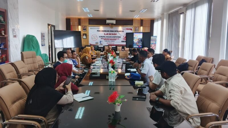 Kepala Dinas Kependudukan dan Pencatatan Sipil Kabupaten Mimika, Slamet Sutejo, memimpin rapat persiapan Sunset Run dan rangkaian kegiatan HUT ke-81 Republik Indonesia di Kantor Dukcapil Mimika, Senin, 27 Juli 2026. GaleriPapua/ Kevin Kurni