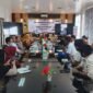 Kepala Dinas Kependudukan dan Pencatatan Sipil Kabupaten Mimika, Slamet Sutejo, memimpin rapat persiapan Sunset Run dan rangkaian kegiatan HUT ke-81 Republik Indonesia di Kantor Dukcapil Mimika, Senin, 27 Juli 2026. GaleriPapua/ Kevin Kurni