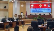 Suasana Rapat Paripurna DPRK Mimika saat pembahasan LKPJ 2025 dan Ranperda Pertanggungjawaban Pelaksanaan APBD 2025, Selasa, 28 Juli 2026. Legislatif menyoroti rendahnya serapan belanja modal yang hanya mencapai 82,15 persen dari total anggaran daerah. GaleriPapua/ Ahmad