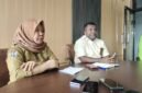 Kepala Dinas Koperasi dan UMKM Kabupaten Mimika, Samuel Yogi, didampingi stafnya saat menggelar konferensi pers di kantornya, Senin, 28 Juli 2026. Dinas mengumumkan Festival UMKM akan digelar 10 hingga 12 Agustus 2026 di Gedung Eme Neme Yauware, Timika. Galeri Papua/ Ikbal Asra