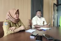 Kepala Dinas Koperasi dan UMKM Kabupaten Mimika, Samuel Yogi, didampingi stafnya saat menggelar konferensi pers di kantornya, Senin, 28 Juli 2026. Dinas mengumumkan Festival UMKM akan digelar 10 hingga 12 Agustus 2026 di Gedung Eme Neme Yauware, Timika. Galeri Papua/ Ikbal Asra