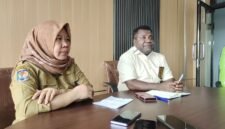 Kepala Dinas Koperasi dan UMKM Kabupaten Mimika, Samuel Yogi, didampingi stafnya saat menggelar konferensi pers di kantornya, Senin, 28 Juli 2026. Dinas mengumumkan Festival UMKM akan digelar 10 hingga 12 Agustus 2026 di Gedung Eme Neme Yauware, Timika. Galeri Papua/ Ikbal Asra