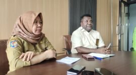 Kepala Dinas Koperasi dan UMKM Kabupaten Mimika, Samuel Yogi, didampingi stafnya saat menggelar konferensi pers di kantornya, Senin, 28 Juli 2026. Dinas mengumumkan Festival UMKM akan digelar 10 hingga 12 Agustus 2026 di Gedung Eme Neme Yauware, Timika. Galeri Papua/ Ikbal Asra
