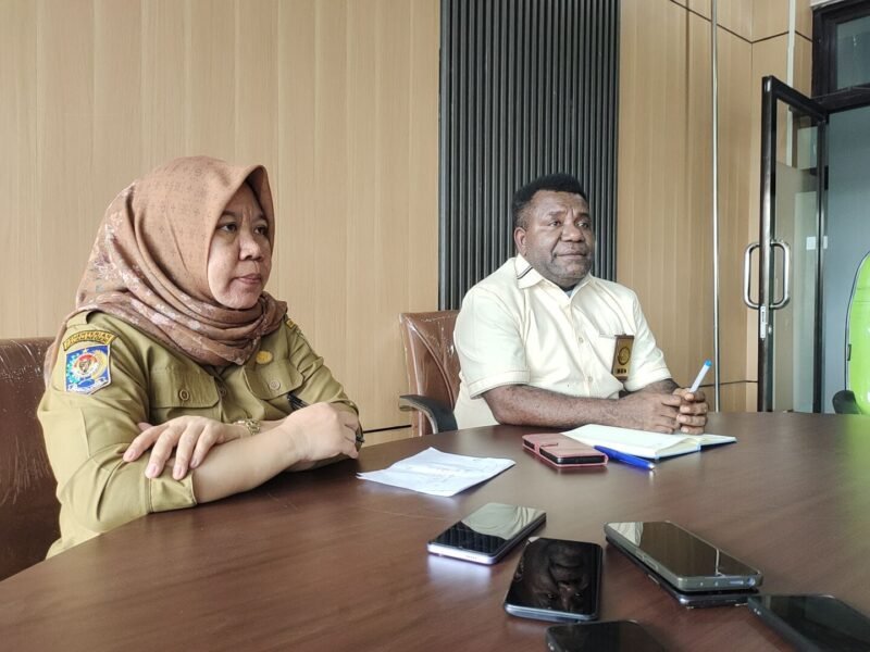 Kepala Dinas Koperasi dan UMKM Kabupaten Mimika, Samuel Yogi, didampingi stafnya saat menggelar konferensi pers di kantornya, Senin, 28 Juli 2026. Dinas mengumumkan Festival UMKM akan digelar 10 hingga 12 Agustus 2026 di Gedung Eme Neme Yauware, Timika. Galeri Papua/ Ikbal Asra