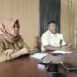 Kepala Dinas Koperasi dan UMKM Kabupaten Mimika, Samuel Yogi, didampingi stafnya saat menggelar konferensi pers di kantornya, Senin, 28 Juli 2026. Dinas mengumumkan Festival UMKM akan digelar 10 hingga 12 Agustus 2026 di Gedung Eme Neme Yauware, Timika. Galeri Papua/ Ikbal Asra