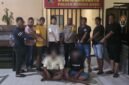 Dua tersangka pengeroyokan yang menewaskan pelajar 16 tahun berinisial P.T diamankan di Mapolsek Mimika Baru, Timika, Papua Tengah, Rabu, 29 Juli 2026. Kepolisian Sektor Mimika Baru menangkap K.F.R alias T dan V.A.M alias E sebagai tersangka utama, serta R.M yang keterangannya mengarahkan polisi kepada keduanya. dok. Polres Mimika.