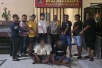 Dua tersangka pengeroyokan yang menewaskan pelajar 16 tahun berinisial P.T diamankan di Mapolsek Mimika Baru, Timika, Papua Tengah, Rabu, 29 Juli 2026. Kepolisian Sektor Mimika Baru menangkap K.F.R alias T dan V.A.M alias E sebagai tersangka utama, serta R.M yang keterangannya mengarahkan polisi kepada keduanya. dok. Polres Mimika.