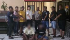 Dua tersangka pengeroyokan yang menewaskan pelajar 16 tahun berinisial P.T diamankan di Mapolsek Mimika Baru, Timika, Papua Tengah, Rabu, 29 Juli 2026. Kepolisian Sektor Mimika Baru menangkap K.F.R alias T dan V.A.M alias E sebagai tersangka utama, serta R.M yang keterangannya mengarahkan polisi kepada keduanya. dok. Polres Mimika.