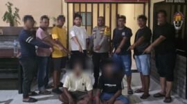 Dua tersangka pengeroyokan yang menewaskan pelajar 16 tahun berinisial P.T diamankan di Mapolsek Mimika Baru, Timika, Papua Tengah, Rabu, 29 Juli 2026. Kepolisian Sektor Mimika Baru menangkap K.F.R alias T dan V.A.M alias E sebagai tersangka utama, serta R.M yang keterangannya mengarahkan polisi kepada keduanya. dok. Polres Mimika.