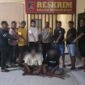 Dua tersangka pengeroyokan yang menewaskan pelajar 16 tahun berinisial P.T diamankan di Mapolsek Mimika Baru, Timika, Papua Tengah, Rabu, 29 Juli 2026. Kepolisian Sektor Mimika Baru menangkap K.F.R alias T dan V.A.M alias E sebagai tersangka utama, serta R.M yang keterangannya mengarahkan polisi kepada keduanya. dok. Polres Mimika.