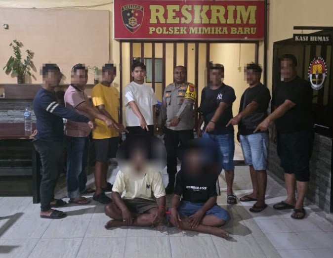 Dua tersangka pengeroyokan yang menewaskan pelajar 16 tahun berinisial P.T diamankan di Mapolsek Mimika Baru, Timika, Papua Tengah, Rabu, 29 Juli 2026. Kepolisian Sektor Mimika Baru menangkap K.F.R alias T dan V.A.M alias E sebagai tersangka utama, serta R.M yang keterangannya mengarahkan polisi kepada keduanya. dok. Polres Mimika.