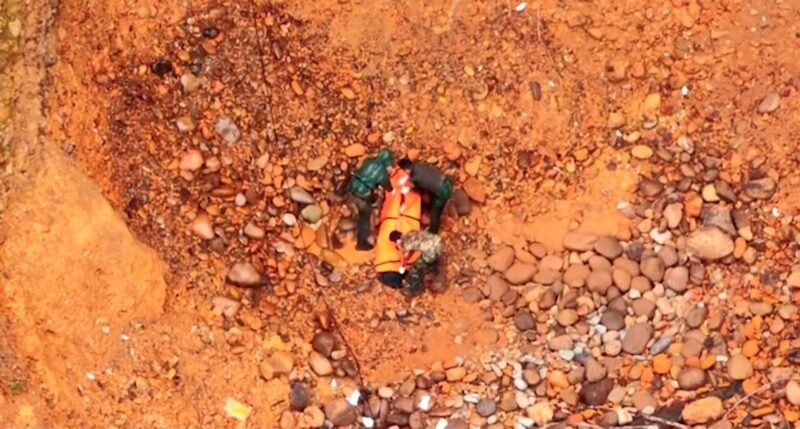 Proses evakuasi jenazah warga sipil korban penembakan yang diduga dilakukan kelompok OPM Kodap XVI/Yahukimo di wilayah Kali Kolof, Distrik Seradala, Kabupaten Yahukimo. (Foto: Dok. Koops TNI Habema)