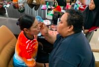 Kemeriahan “Make Up Challenge” Pasutri Disdukcapil Mimika, Songsong Hut ke-81 RI, di Aula Lantai 3 Kantor Dinas Kependudukan dan Pencatatan Sipil (Disdukcapil) Kabupaten Mimika, Sabtu (1/8/2026). (Foto: Galeri Papua/Ahmad)