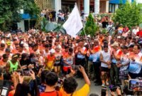Bupati Mimika, Johannes Rettob, melepas peserta Sunset Run dari pelataran Kantor Disdukcapil, Sabtu (1/8/2026). (Foto: Galeri Papua/Ahmad)