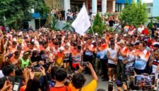 Bupati Mimika, Johannes Rettob, melepas peserta Sunset Run dari pelataran Kantor Disdukcapil, Sabtu (1/8/2026). (Foto: Galeri Papua/Ahmad)