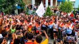 Bupati Mimika, Johannes Rettob, melepas peserta Sunset Run dari pelataran Kantor Disdukcapil, Sabtu (1/8/2026). (Foto: Galeri Papua/Ahmad)
