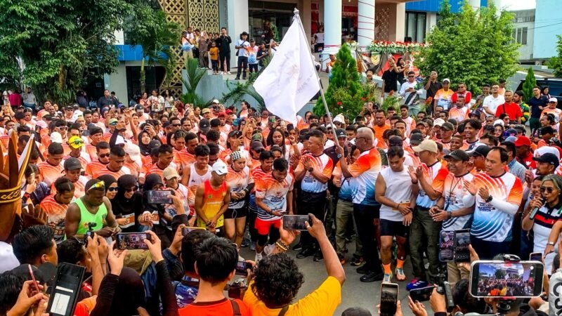 Bupati Mimika, Johannes Rettob, melepas peserta Sunset Run dari pelataran Kantor Disdukcapil, Sabtu (1/8/2026). (Foto: Galeri Papua/Ahmad)