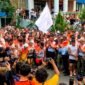 Bupati Mimika, Johannes Rettob, melepas peserta Sunset Run dari pelataran Kantor Disdukcapil, Sabtu (1/8/2026). (Foto: Galeri Papua/Ahmad)