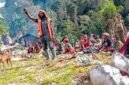 Kepala Suku Besar Dani Kabupaten Puncak, Yohan Dewelek, menyampaikan pesan jaga keamanan dalam kegiatan bakar batu dan sosialisasi bersama masyarakat di Kampung Paluga, Sabtu (1/8/2026). (Foto: Istimewa)