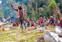 Kepala Suku Besar Dani Kabupaten Puncak, Yohan Dewelek, menyampaikan pesan jaga keamanan dalam kegiatan bakar batu dan sosialisasi bersama masyarakat di Kampung Paluga, Sabtu (1/8/2026). (Foto: Istimewa)