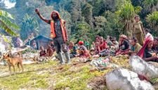 Kepala Suku Besar Dani Kabupaten Puncak, Yohan Dewelek, menyampaikan pesan jaga keamanan dalam kegiatan bakar batu dan sosialisasi bersama masyarakat di Kampung Paluga, Sabtu (1/8/2026). (Foto: Istimewa)