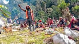 Kepala Suku Besar Dani Kabupaten Puncak, Yohan Dewelek, menyampaikan pesan jaga keamanan dalam kegiatan bakar batu dan sosialisasi bersama masyarakat di Kampung Paluga, Sabtu (1/8/2026). (Foto: Istimewa)