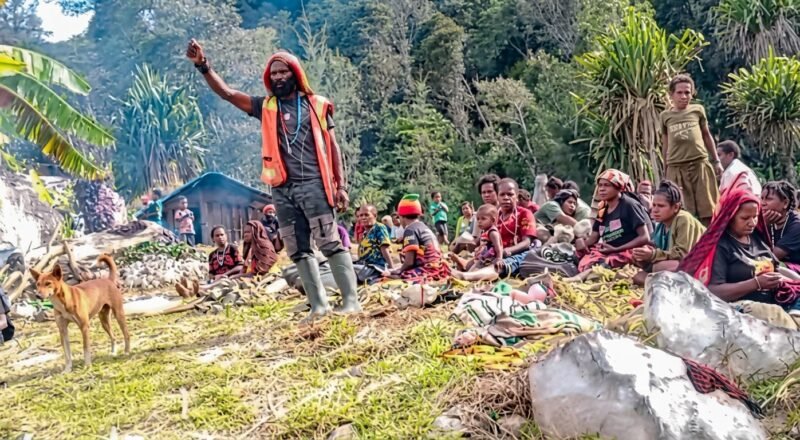 Kepala Suku Besar Dani Kabupaten Puncak, Yohan Dewelek, menyampaikan pesan jaga keamanan dalam kegiatan bakar batu dan sosialisasi bersama masyarakat di Kampung Paluga, Sabtu (1/8/2026). (Foto: Istimewa)